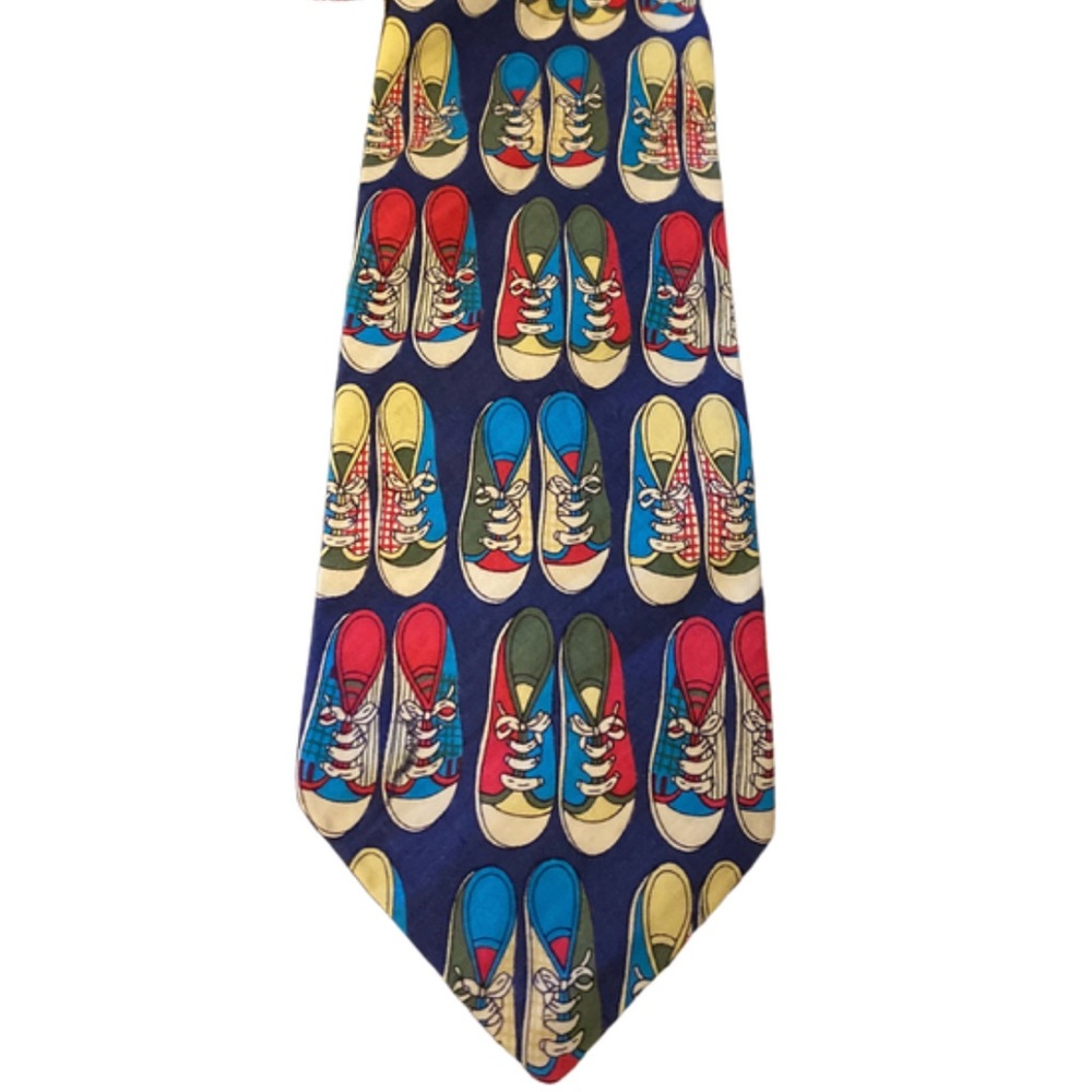 County Seat Gym Shoes Graphic Tie